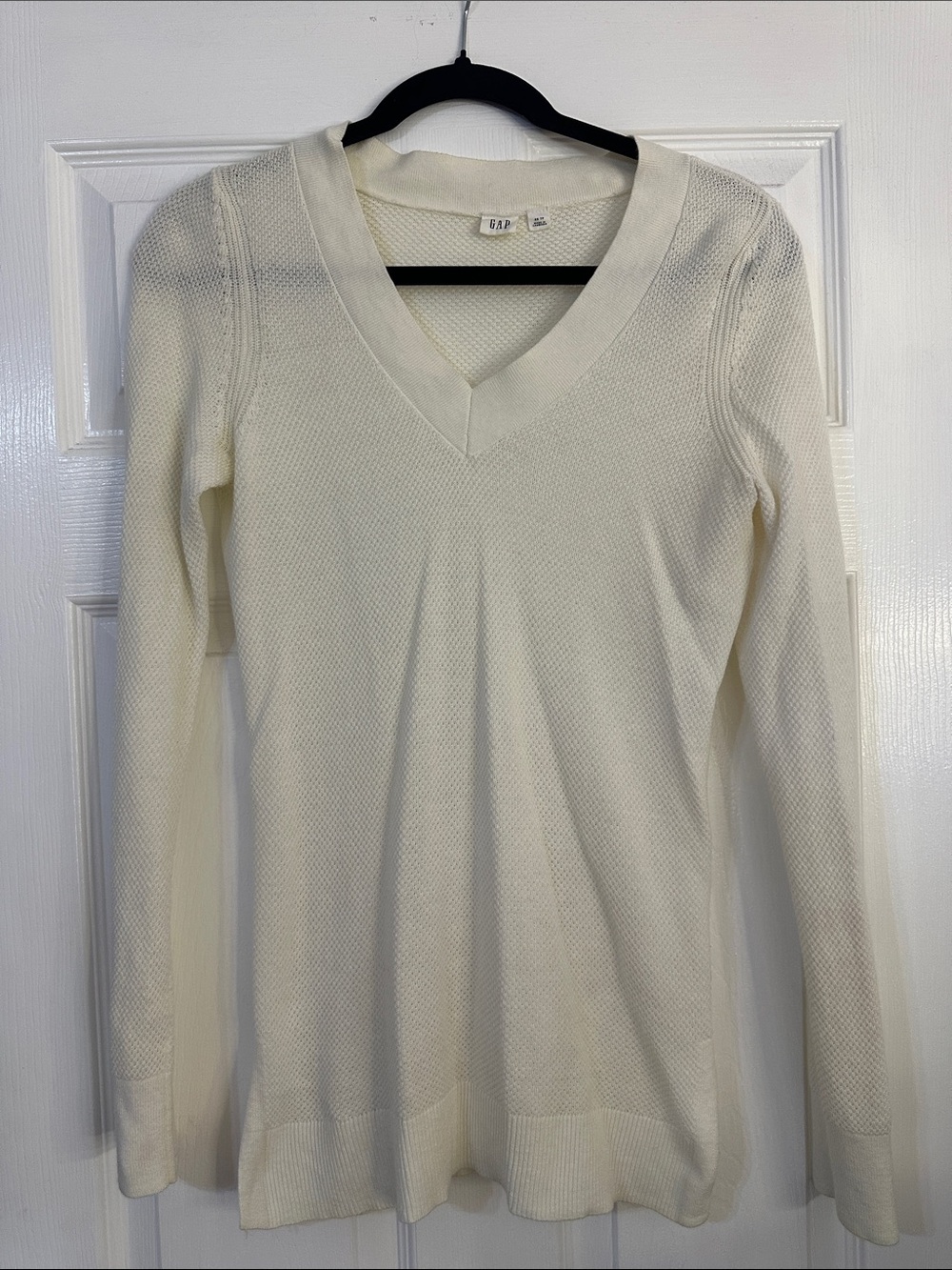 GAP Women's Cream V-Neck Knit Sweater